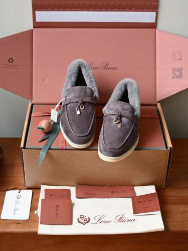 حذاء لورو بيانا النسائي الشمواه المبطن بالفرو مع تفاصيل القفل (Loro Piana Suede Fur-Lined Mules with Lock Charm)