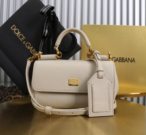 حقيبة يد نسائية فاخرة من الشامواه بتصميم أيقوني من دولتشي آند غابانا (Dolce & Gabbana)