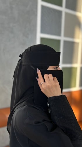 نقاب قصير مطاط مايل