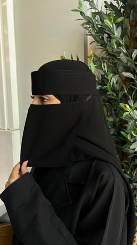 ثلاثه نقاب مشبك وسط