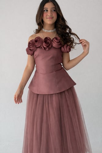 فستان سهرة انثوي بلون عنابي ملكي و ورود بارزة مميز...