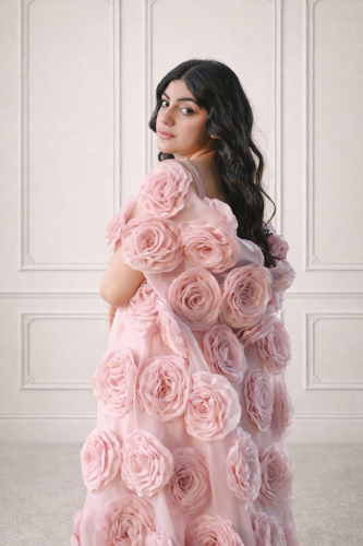 جلابية ترف بتصميم كيب راقي وورود بارزة بألوان مميزه للعيد