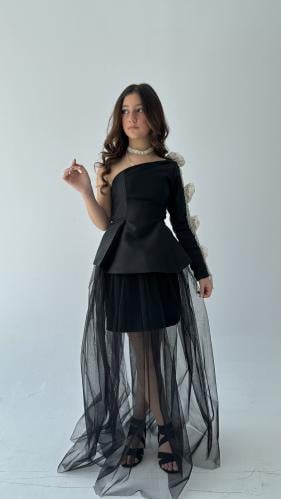 فستان الأناقة في أدق تفاصيلها ،أسود بورود كريمية و...