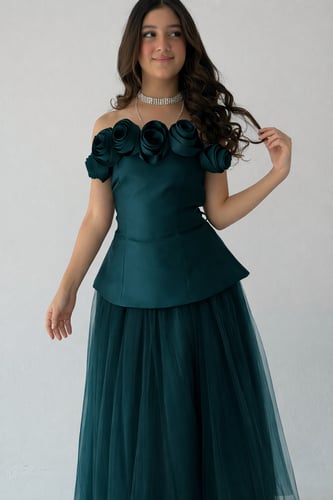 فستان سهرة انثوي بلون عنابي ملكي و ورود بارزة مميز...