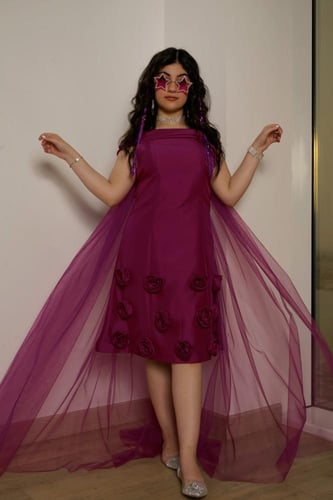 فستان سهرة لون مميز وتصميم جديد ٢٠٢٥