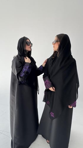 “عباية بتلاء الكلاسيكية” فخامة سوداء بتطريز يدوي و...