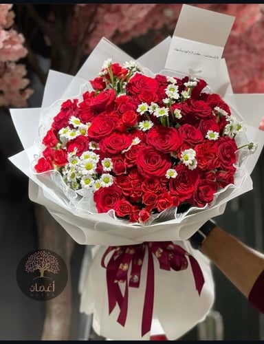 باقه ورد احمر مع ابيض تغليف ابيض