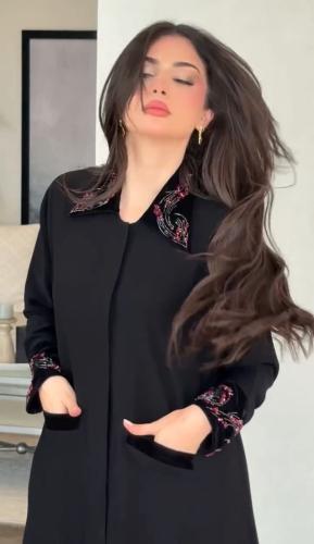 عبايه كريب ملكي ياقه مخمل نص كلوش