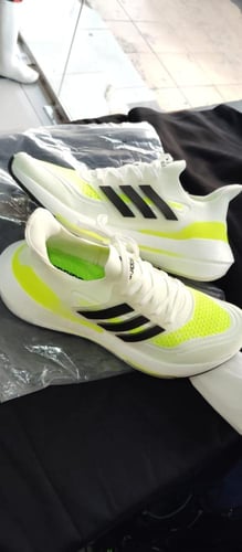 حذاء اديداس