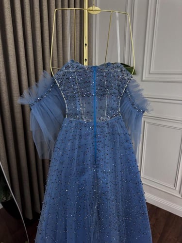 فستان سهرة مطرز باللؤلؤ