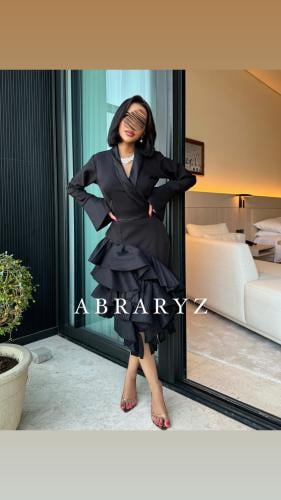 فستان قصير اسود بكشكشة واكمام طويلة