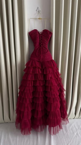 فستان سهرة راقي تل طليقا كلوش