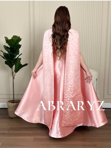 فستان ميكادو باللون الوردي بشال مزين بشك