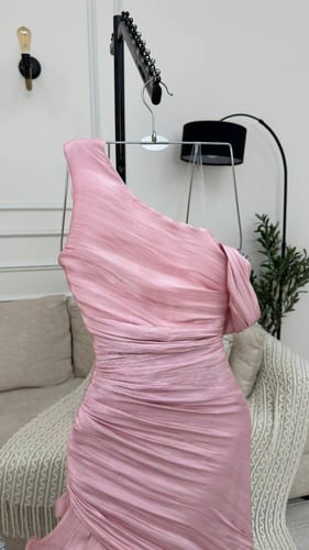 فستان سهرة ناعم العمر المحير