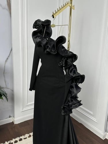 فستان سهرة اسود طويل بذيل