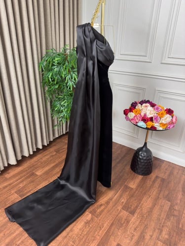 فستان سهرة بقصة طرزان لون اسود