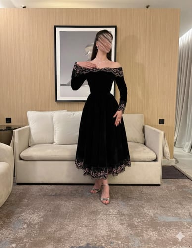 فستان سهره جوخ أوف شولدر بتطريز وردي على الأطراف