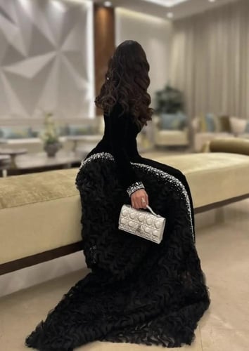 فستان سهرة طويل بأكمام لون اسود