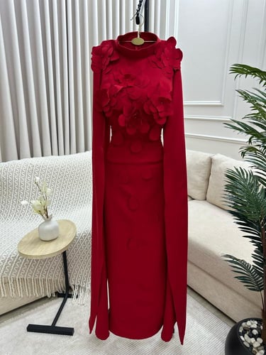 فستان احمر باكمام طويل باربي