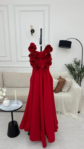 فستان احمر سهرة ورود من الخلف