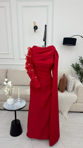 فستان سهرة احمر بذيل طويل
