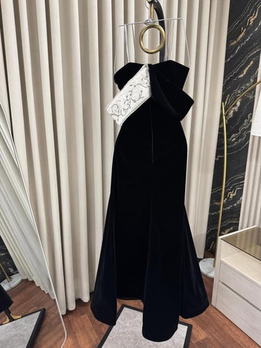 فستان سهرة بكتف الابيض والأسود