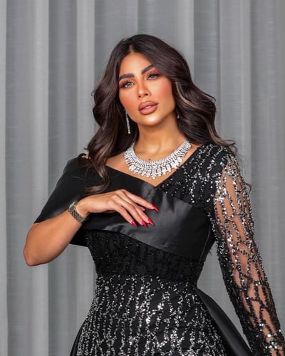 فستان سهرة اسود بذيل طويل