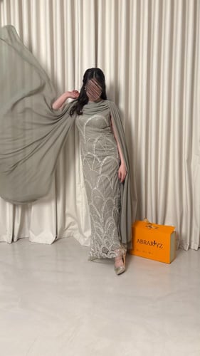 فستان سهرة بأكمام مفتوحة طويلة