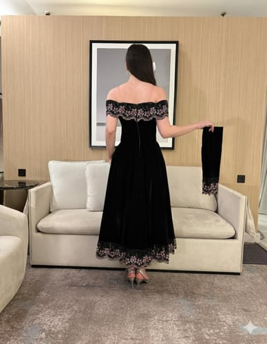 فستان سهره جوخ أوف شولدر بتطريز وردي على الأطراف