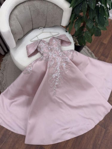 فستان سهرة طويل بتصميم أوف شولدر