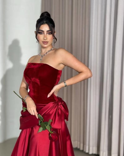 فستان سهرة عنابي بأسلوب عصري