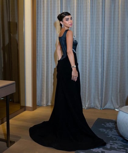 فستان اسود بتطريز أنيقه