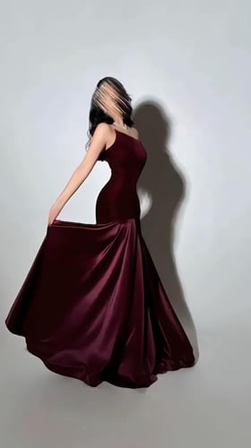 فستان سهرة مخمل لون عنابي غامق