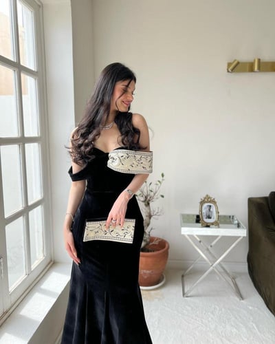 فستان سهرة بكتف الابيض والأسود