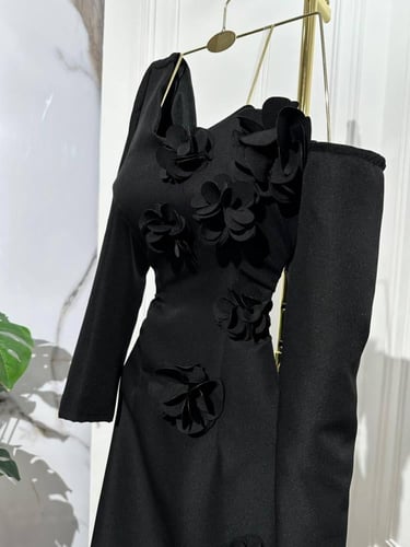 فستان سهرة اسود طويل بوردة