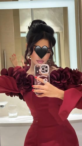 فستان سهرة ناعم بوردة بارزة