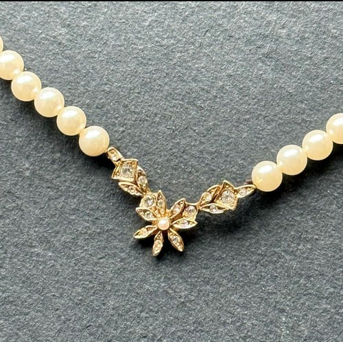 عقد فنتج من الؤلؤ مرصع بكريستال ماركة Lotus