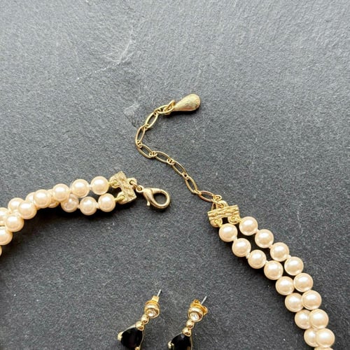 طقم فنتج CIRO لؤلؤ مزدوج مع كريستال أسود – عقد وأق...