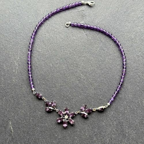 عقد فنتج “Amethyst Bloom” بلؤلؤ بنفسجي وكريستال را...