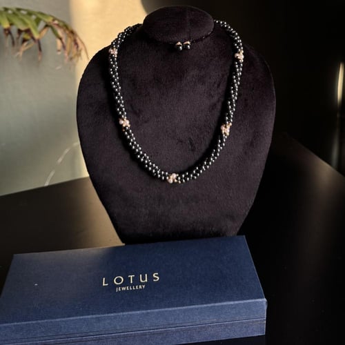 طقم عقد وأقراط “Lotus Jewellery” الفينتج من 1990م