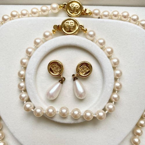 طقم لؤلؤ Givenchy Bijoux الفنتج – أناقة باريس الكل...