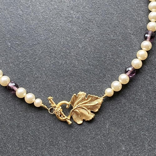 قلادة فنتج لؤلؤ زجاجي بنفسجي بلمسة أنيقك