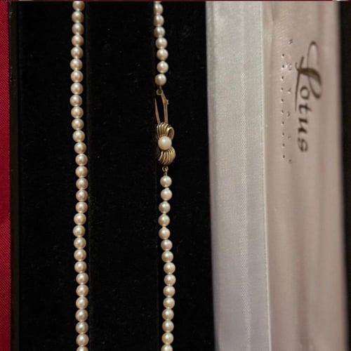 عقد لؤلؤ راقِ من LOUTS ١٩٧٠م