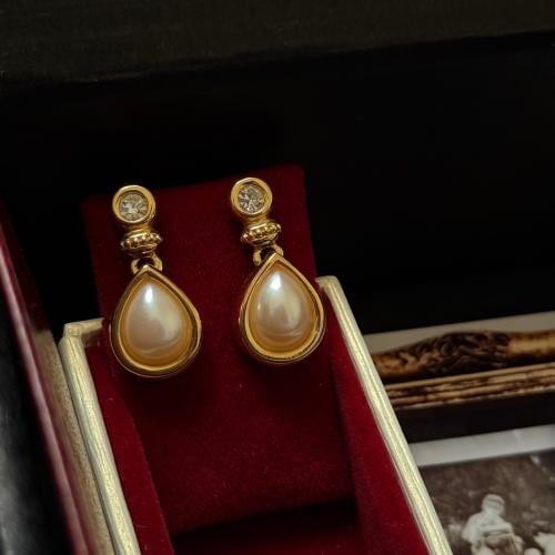 أقراط اللؤلؤ ماركة Louts