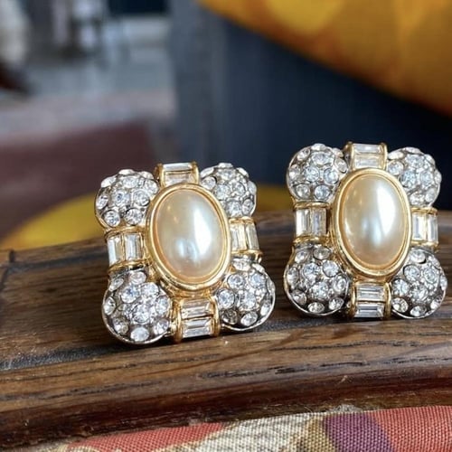 أقراط اللؤلؤ الفنتج