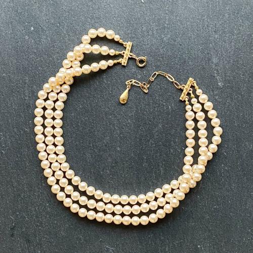 عقد تشوكر ماركة Rosita بثلاثة صفوف من اللؤلؤ