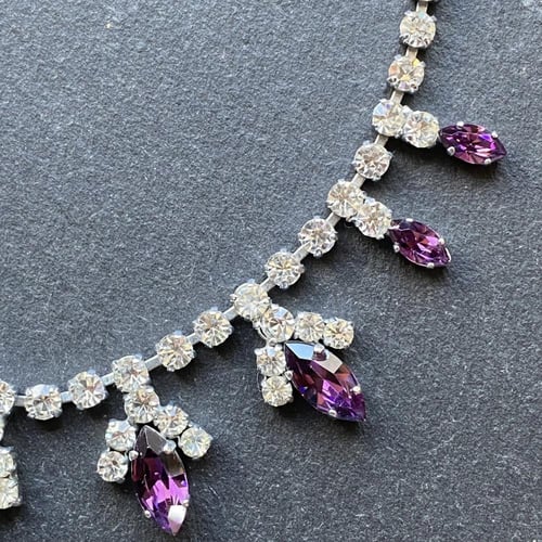 عقد عتيق من الاحجار الكريمة