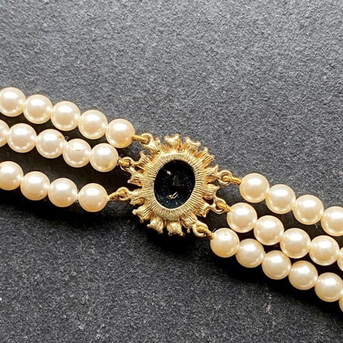 عقد من اللؤلؤ ماركة LOTUS Royale