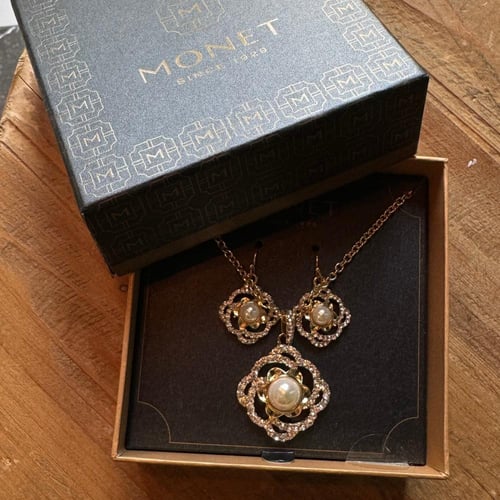 مجوهرات عتيقة ماركة Monet من ١٩٨٠م