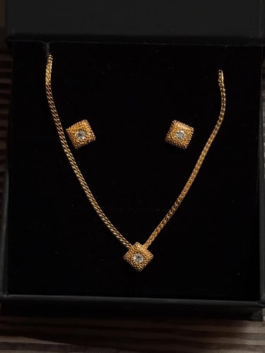 طقم Avon فنتج بتصميم كلاسيكي